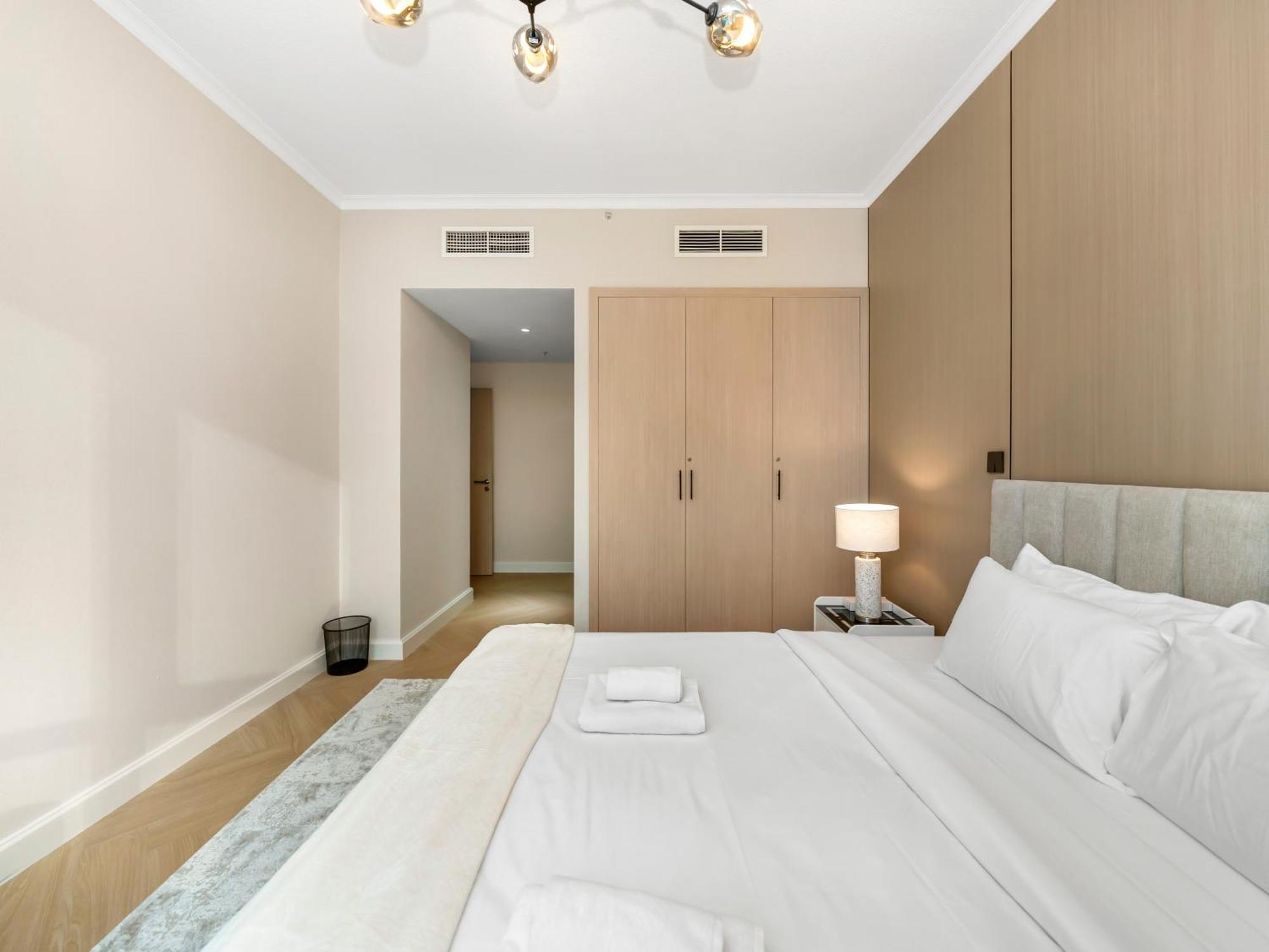 4 Bhk In Downtown With Iconic Burj Khalifa Views, 2 Minutes Walk To Dubai Mall Apartment