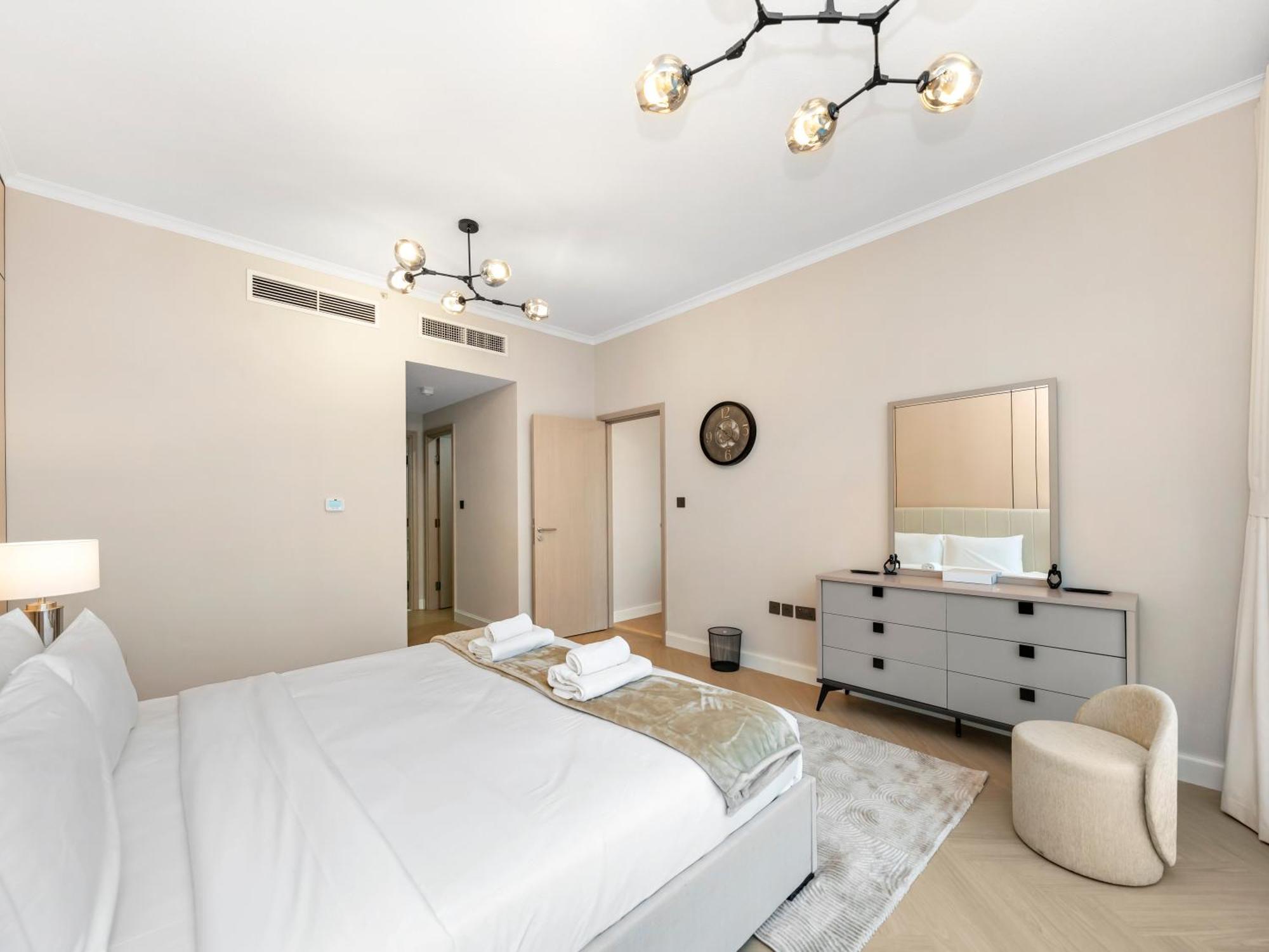 Apartment 4 Bhk In Downtown With Iconic Burj Khalifa Views, 2 Minutes Walk To Dubai Mall