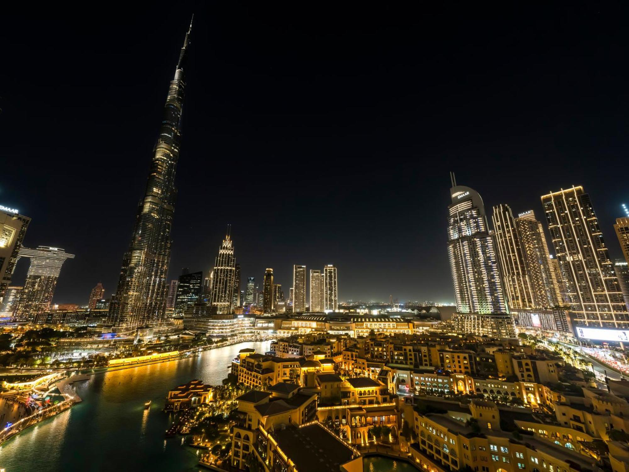 4 Bhk In Downtown With Iconic Burj Khalifa Views, 2 Minutes Walk To Dubai Mall Apartment