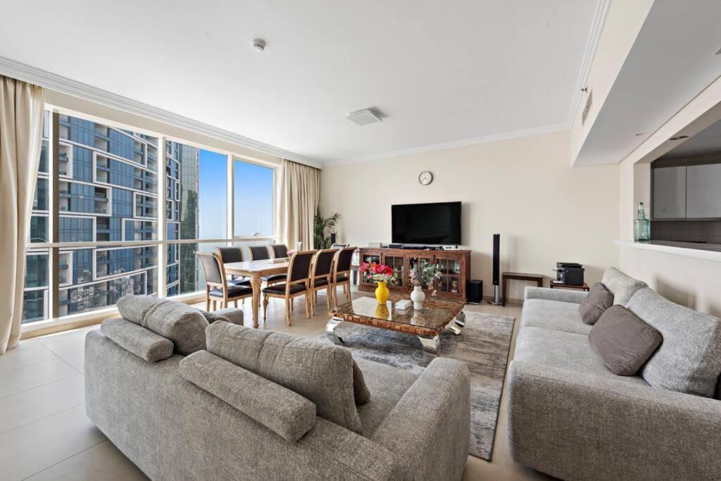 Entire 3 Bedroom With Direct Access *