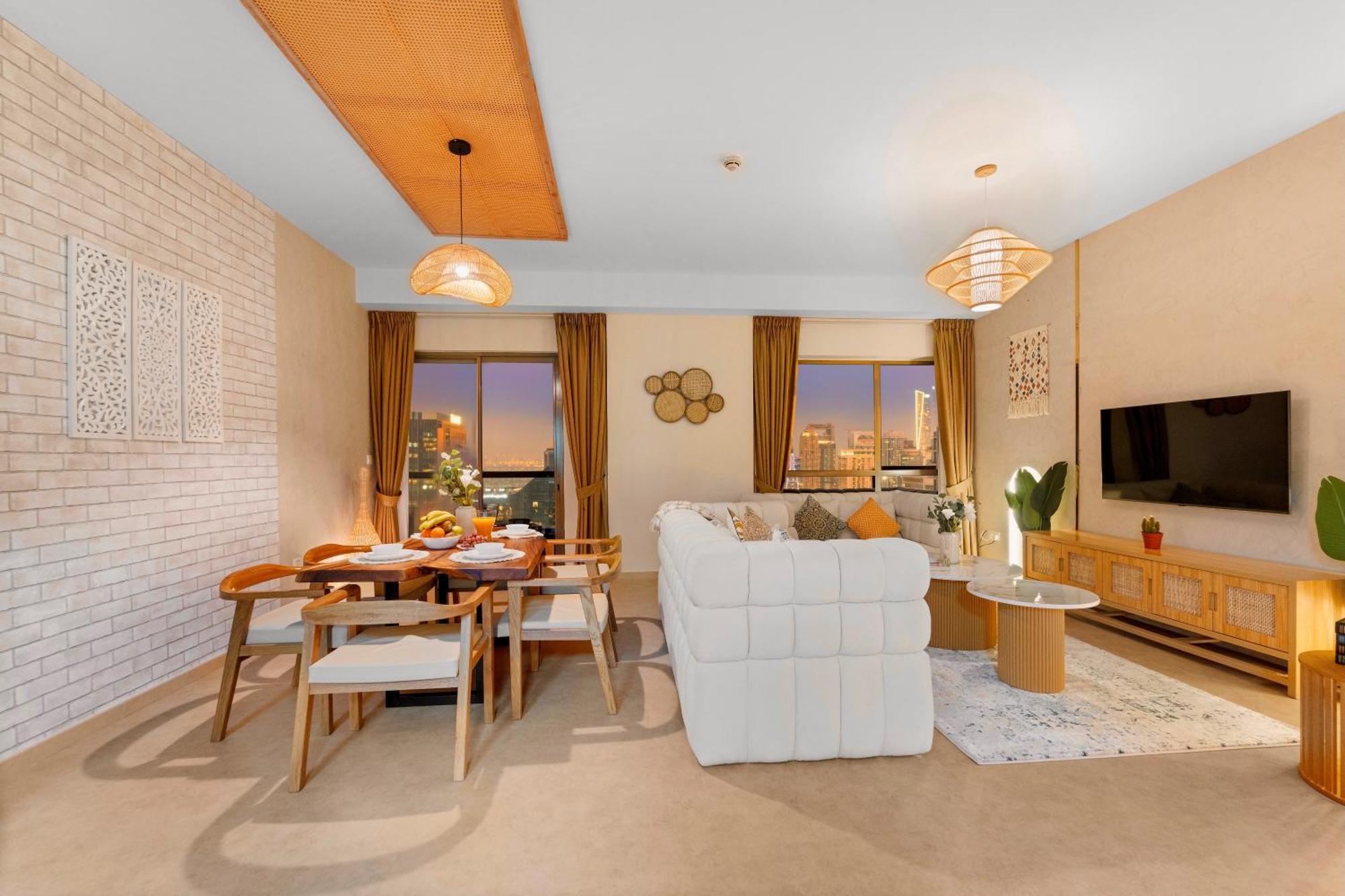 Aesthetic , Sleeps 6, Pool, Gym & Waterfront Views Holiday home *