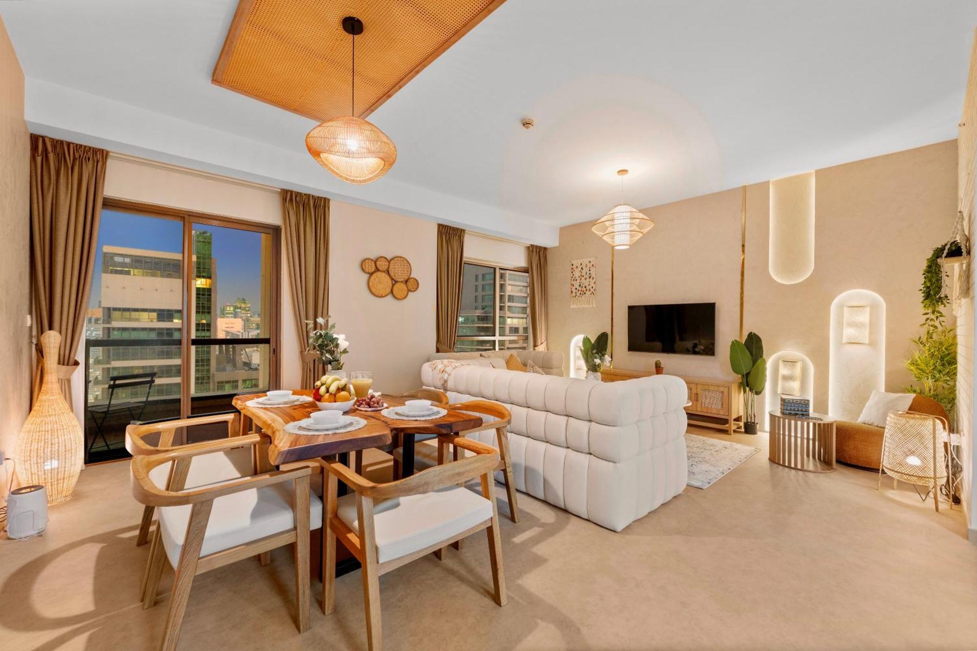 Aesthetic , Sleeps 6, Pool, Gym & Waterfront Views Dubai