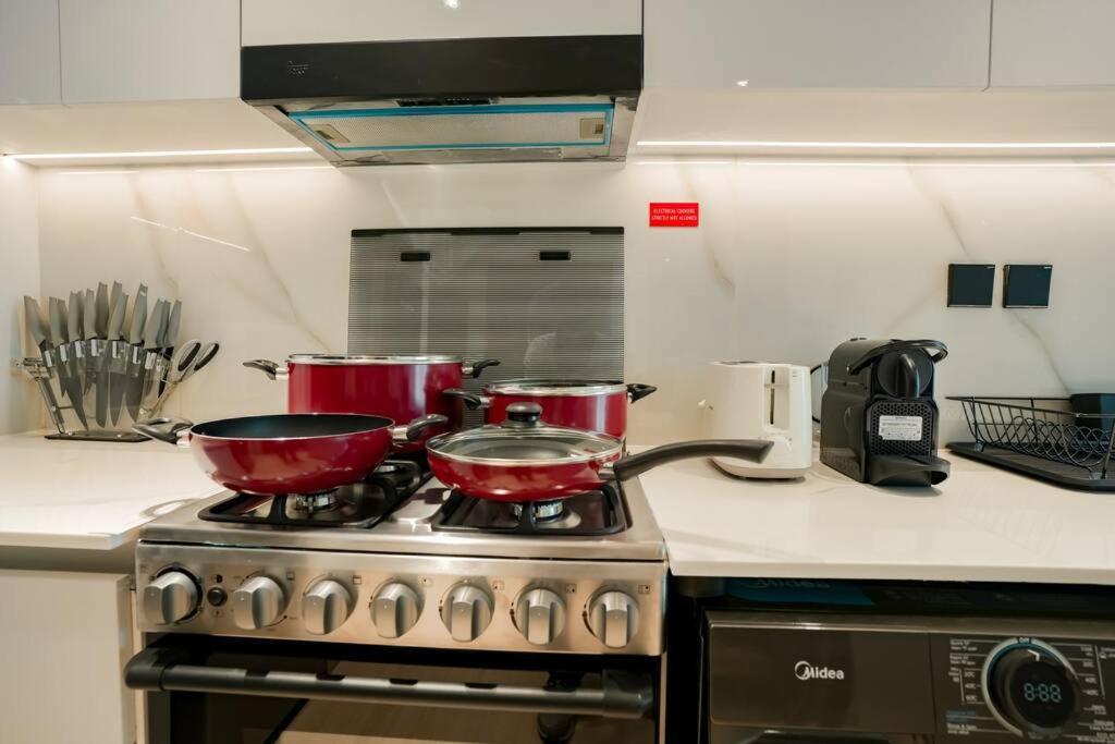 Apartment Luxury 1br In Jvc W Pool Gym Parking And Close To Attractions *