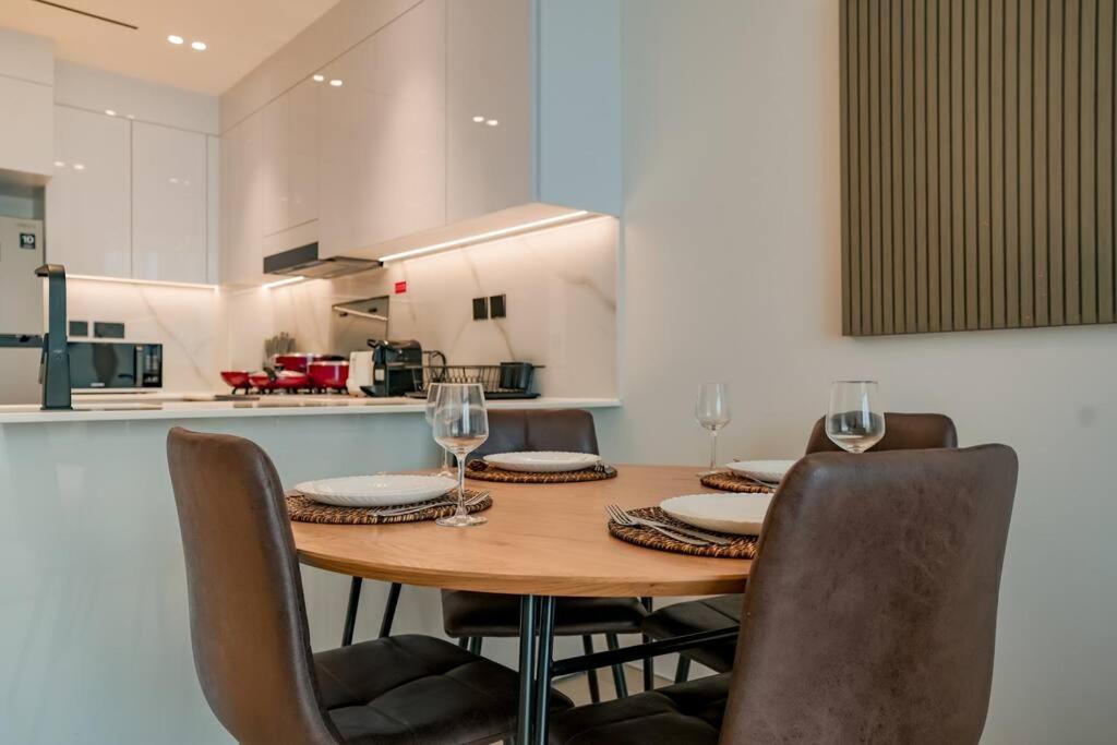 Luxury 1br In Jvc W Pool Gym Parking And Close To Attractions *