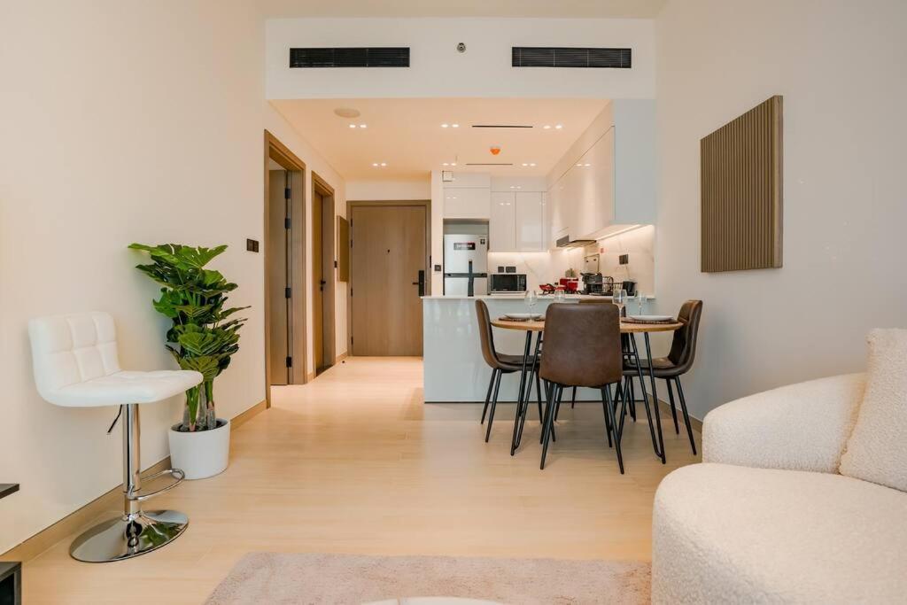 Luxury 1br In Jvc W Pool Gym Parking And Close To Attractions Apartment
