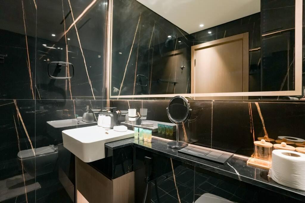 Luxury 1br In Jvc W Pool Gym Parking And Close To Attractions Apartment *