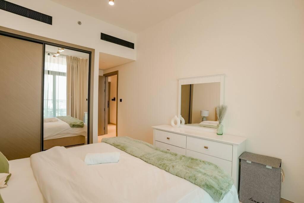Apartment Luxury 1br In Jvc W Pool Gym Parking And Close To Attractions *