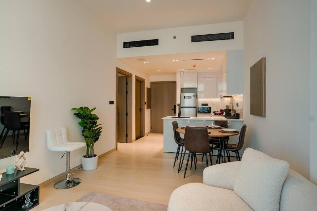 Luxury 1br In Jvc W Pool Gym Parking And Close To Attractions Dubai