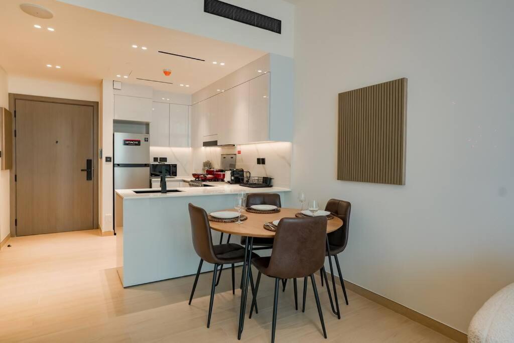 Apartment Luxury 1br In Jvc W Pool Gym Parking And Close To Attractions *