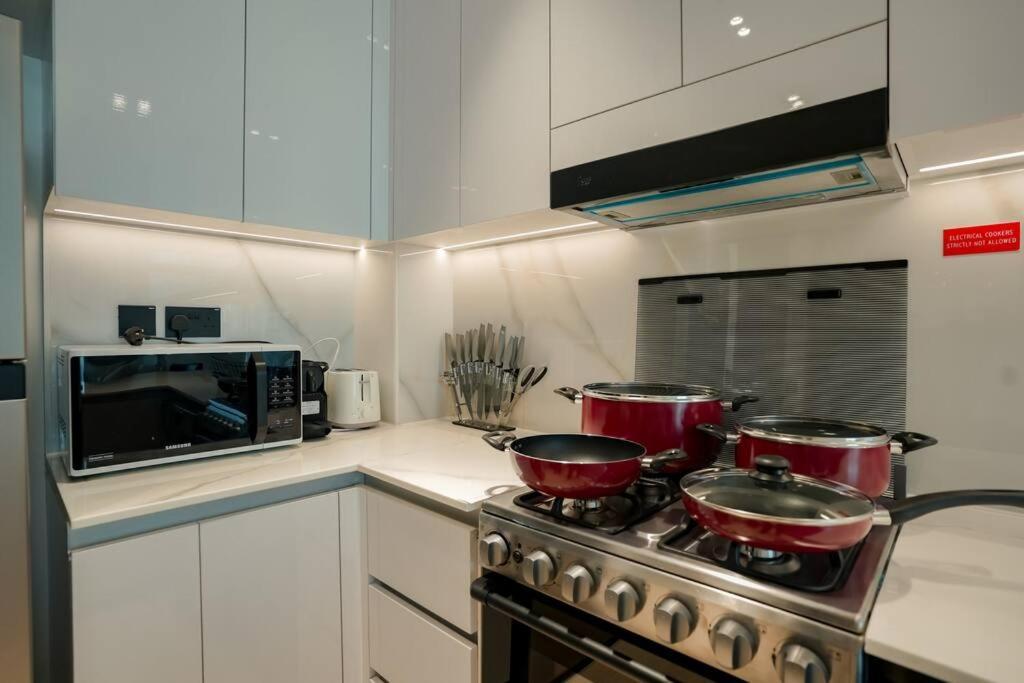 Apartment Luxury 1br In Jvc W Pool Gym Parking And Close To Attractions *
