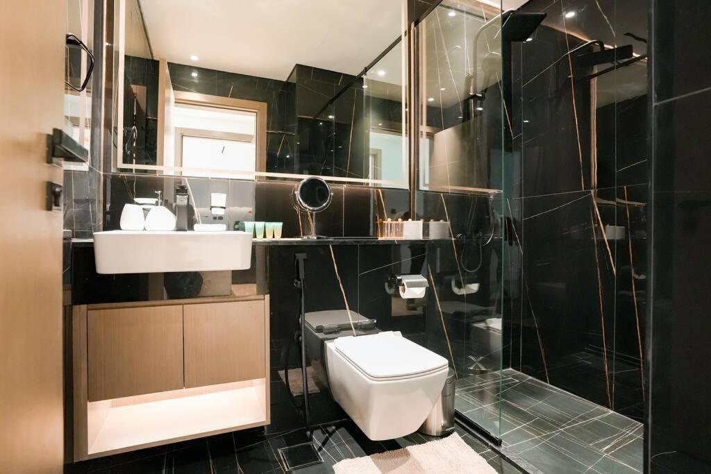 Luxury 1br In Jvc W Pool Gym Parking And Close To Attractions Apartment *