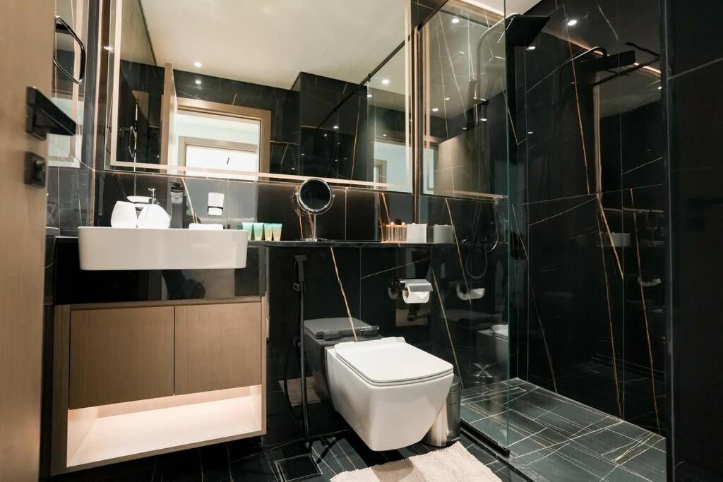 Luxury 1br In Jvc W Pool Gym Parking And Close To Attractions *