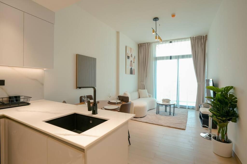 Luxury 1br In Jvc W Pool Gym Parking And Close To Attractions *