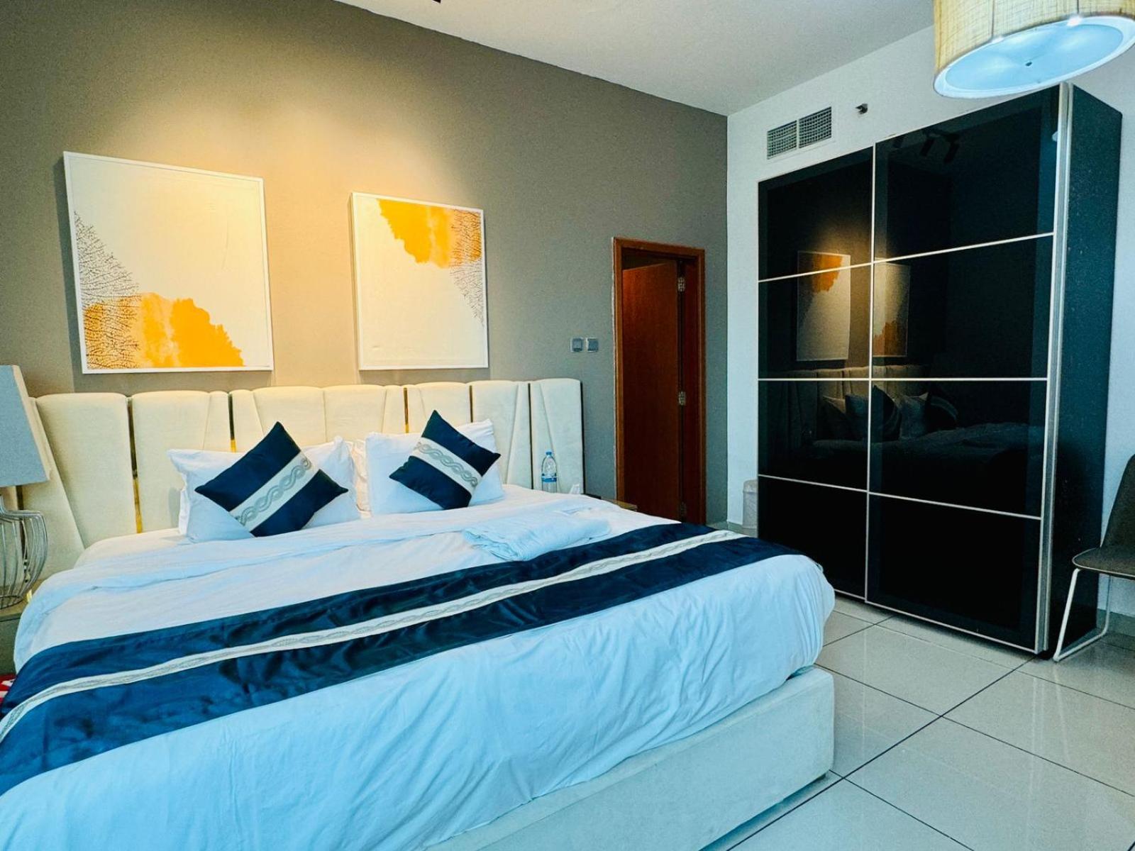 Entire Private Self Catered Marina Apartment *