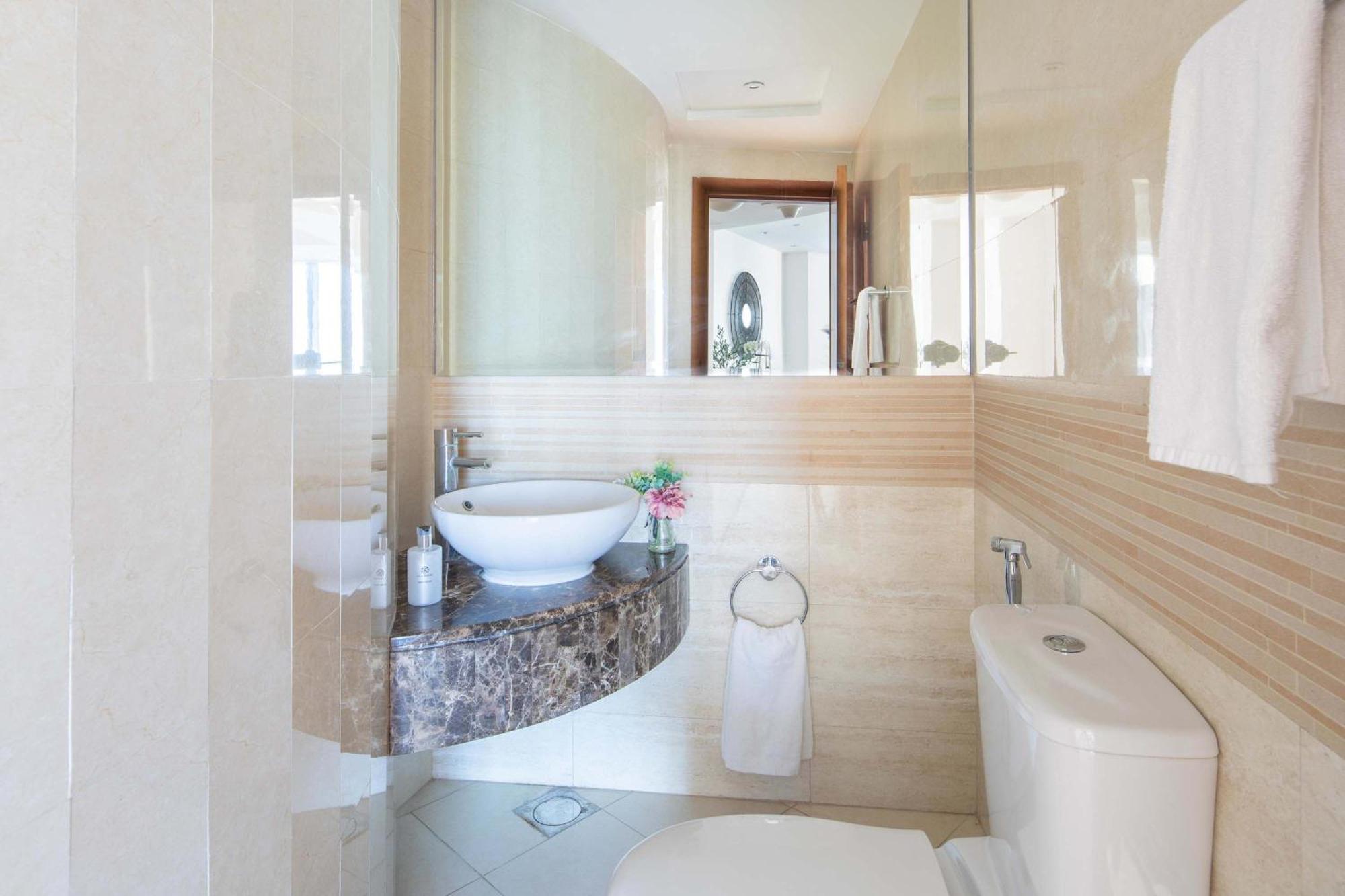 Frank Porter - Trident Grand Apartment Dubai