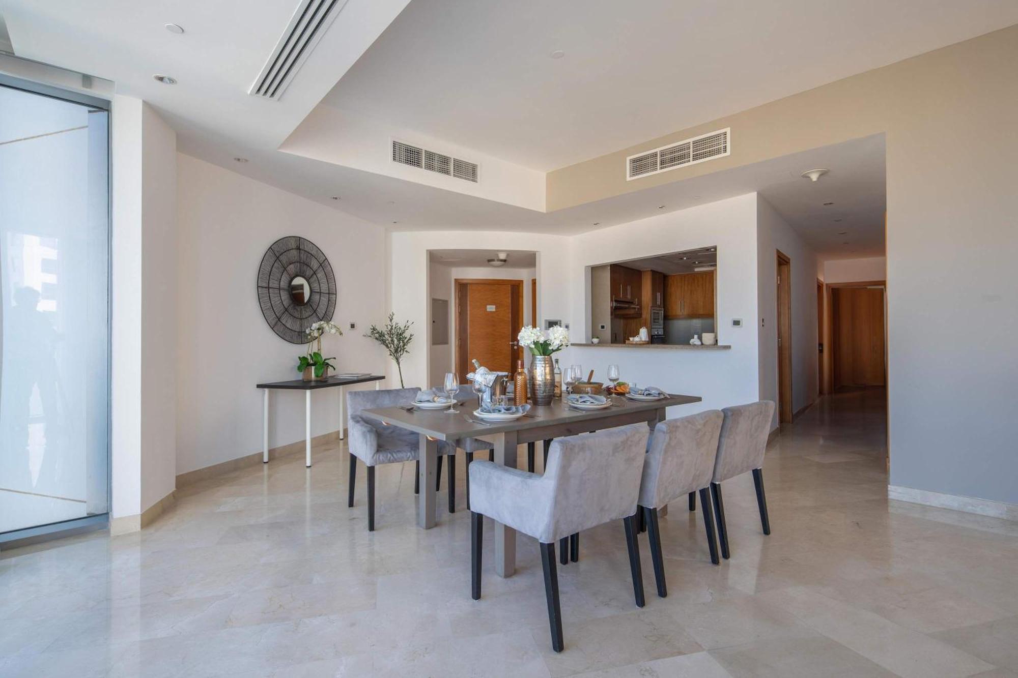 Frank Porter - Trident Grand * Dubai