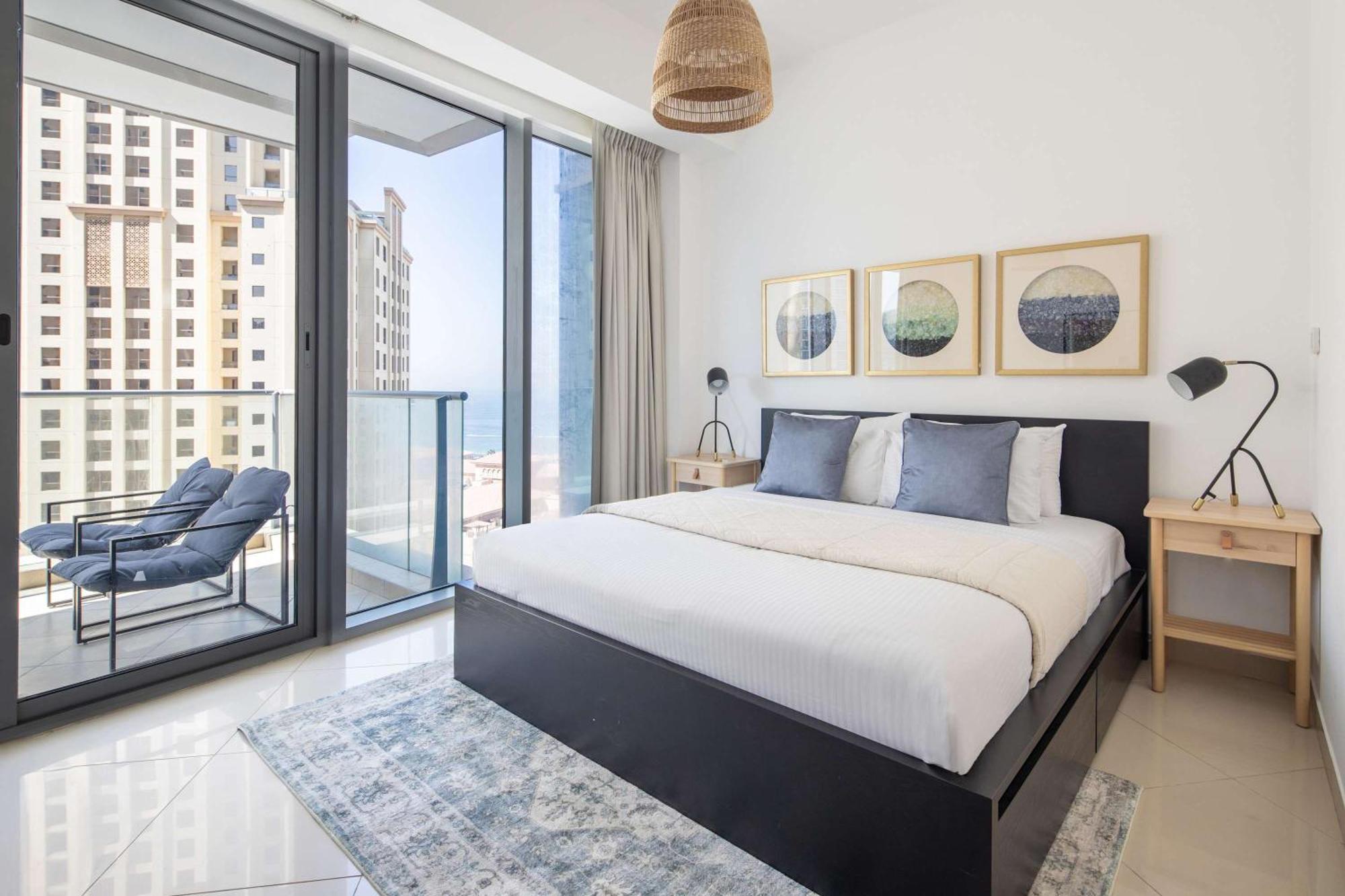 Frank Porter - Trident Grand Apartment *