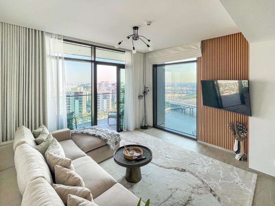 Waves - Luxurious 11th Floor Retreat In Palace Residences Apartment
