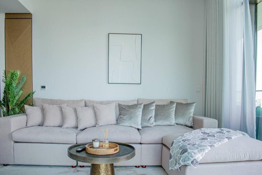 Waves - Luxurious 11th Floor Retreat In Palace Residences Apartment *