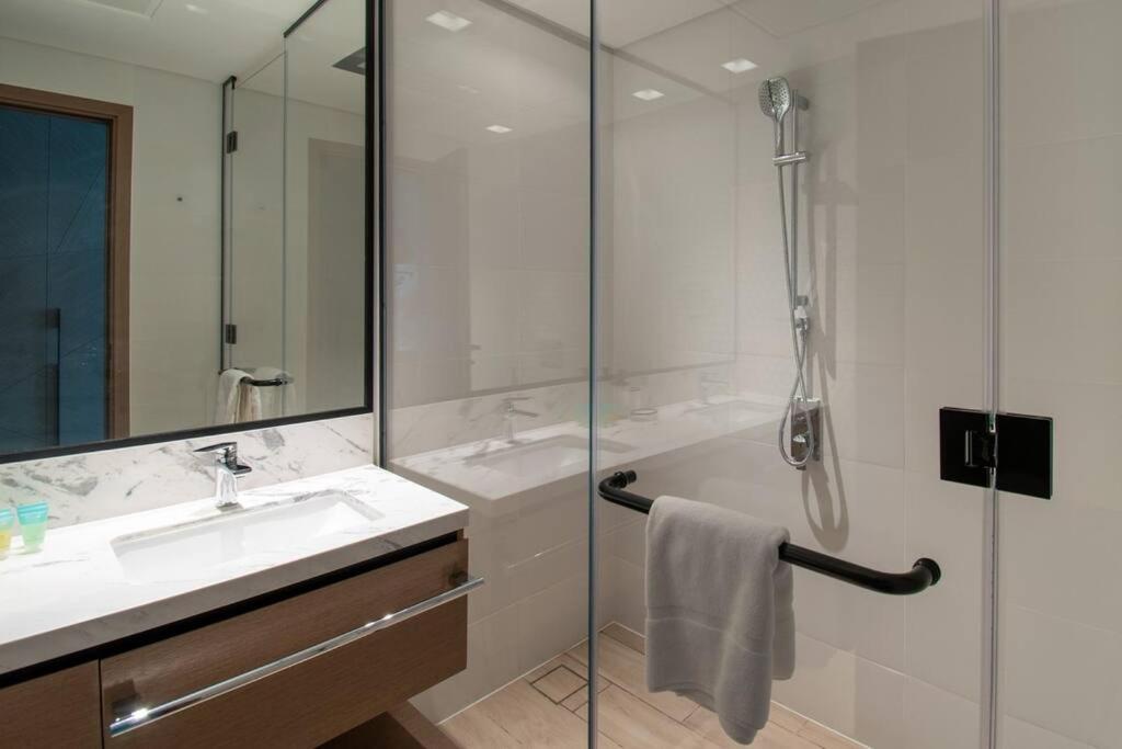 Waves - Luxurious 11th Floor Retreat In Palace Residences Apartment