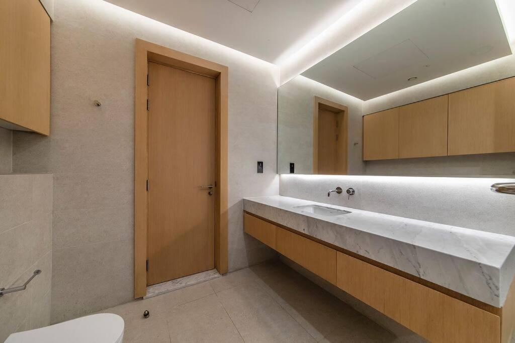Palm Jumeirah Sea View 1bdr Apartment *