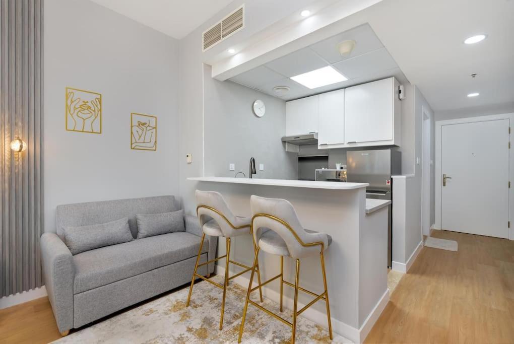 White Sage Stunning New In Marina Apartment *