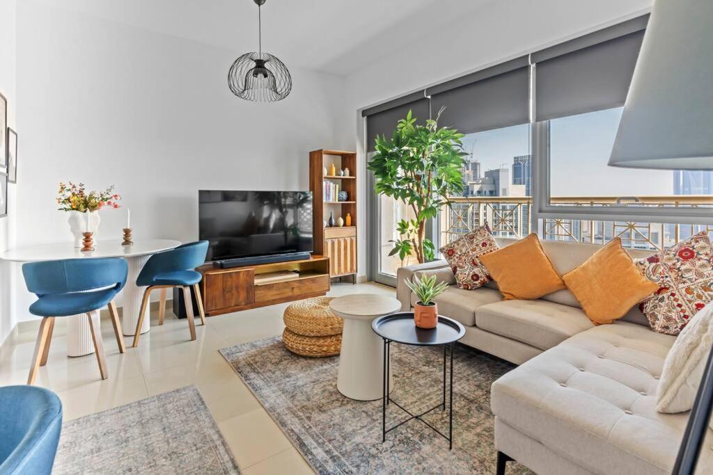 Stylish 1br With Iconic Burj And Fountain Views Dubai