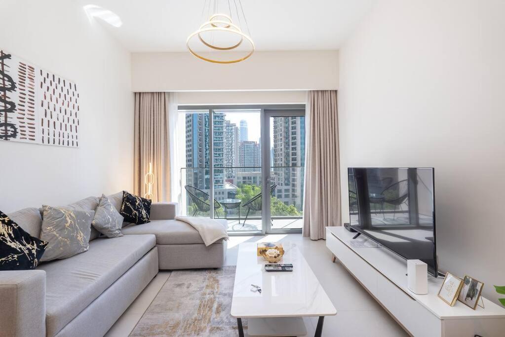 Stylish Urban Living - 1-bedroom In Burj Royale Apartment Dubai