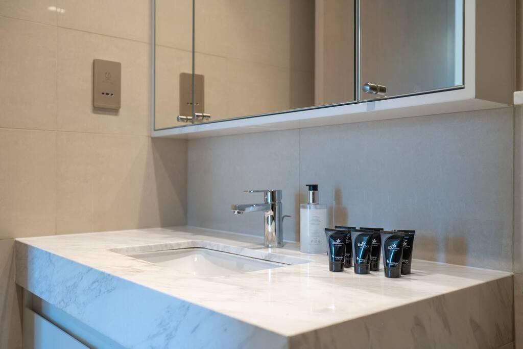 Stylish Urban Living - 1-bedroom In Burj Royale Apartment *