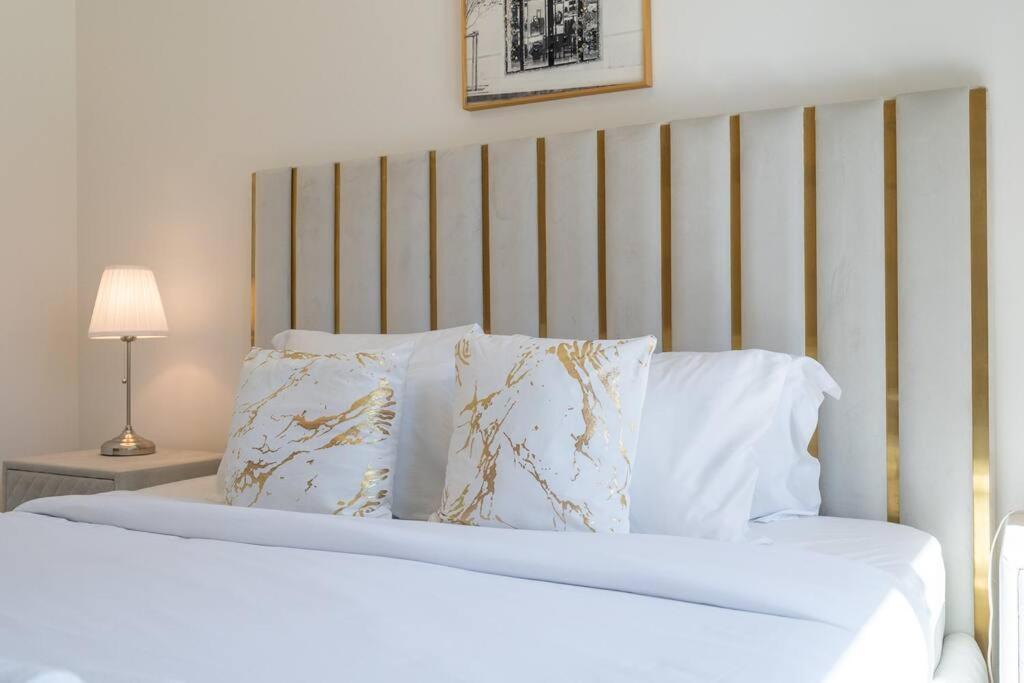 Stylish Urban Living - 1-bedroom In Burj Royale Dubai