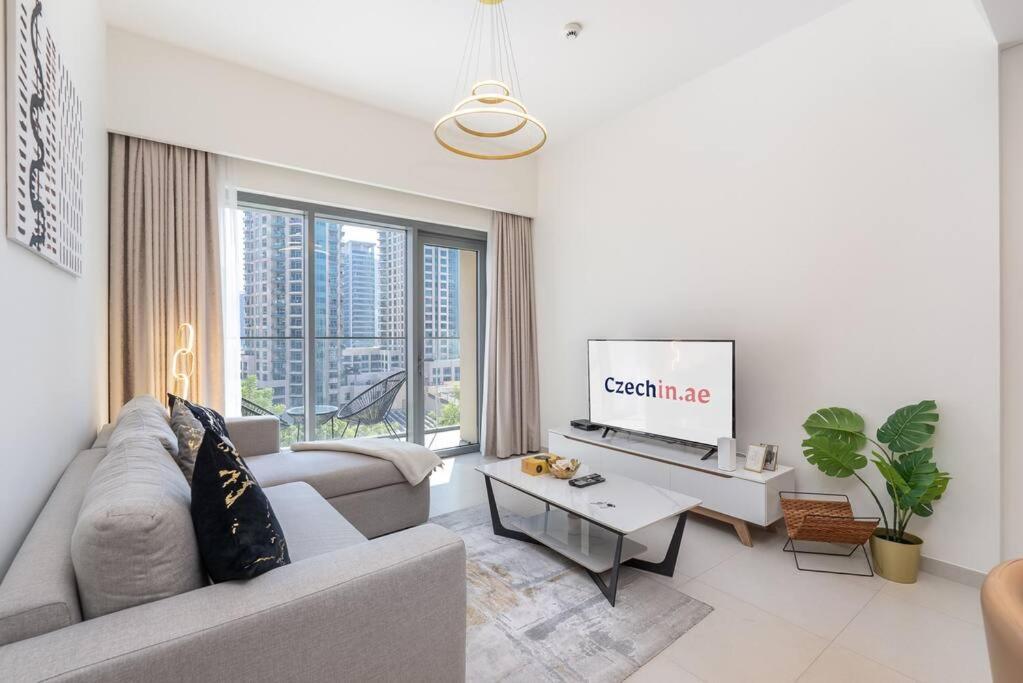 Stylish Urban Living - 1-bedroom In Burj Royale Apartment *