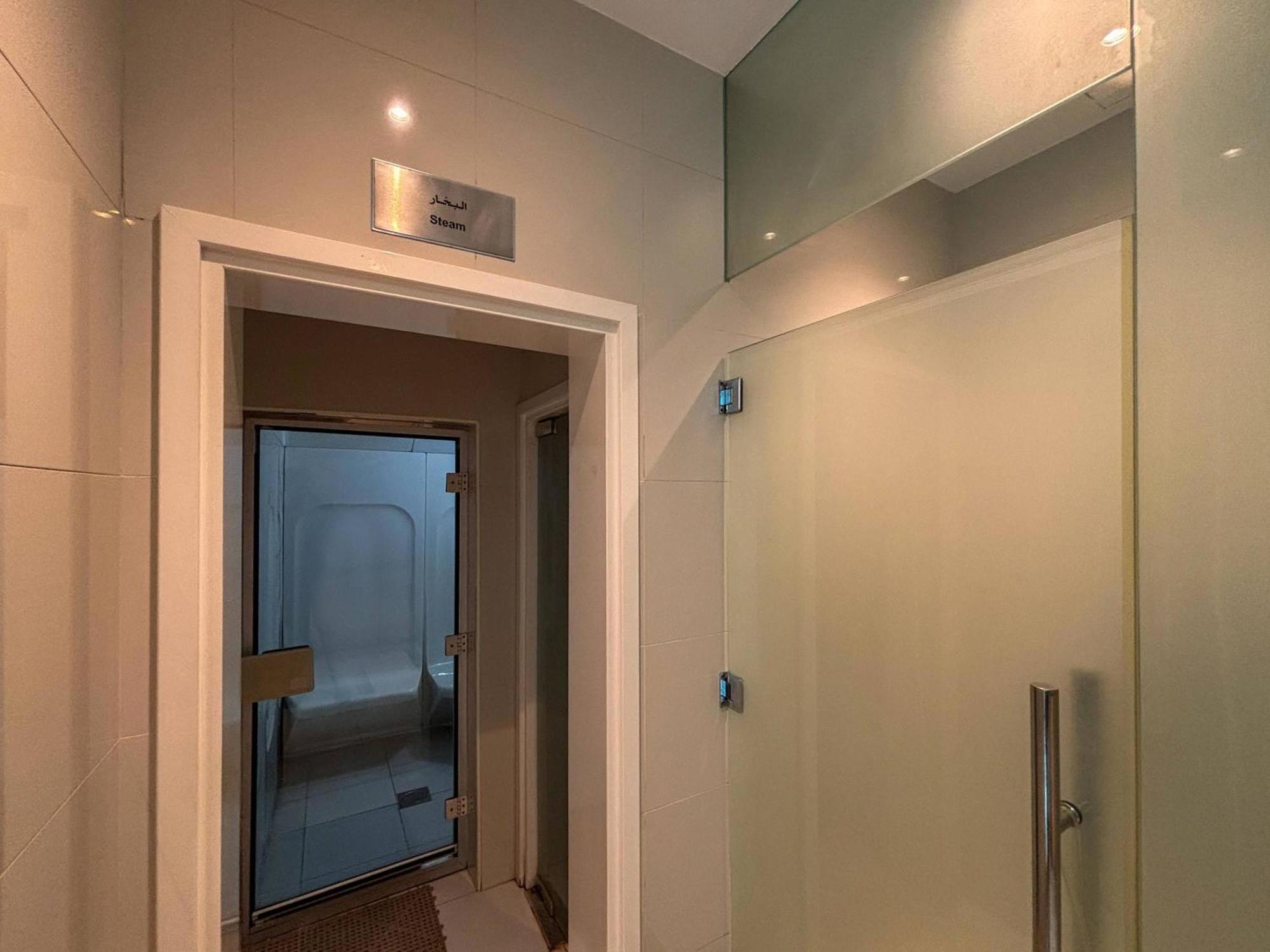 Frank Porter - The Residences At Business Tower Apartment Dubai