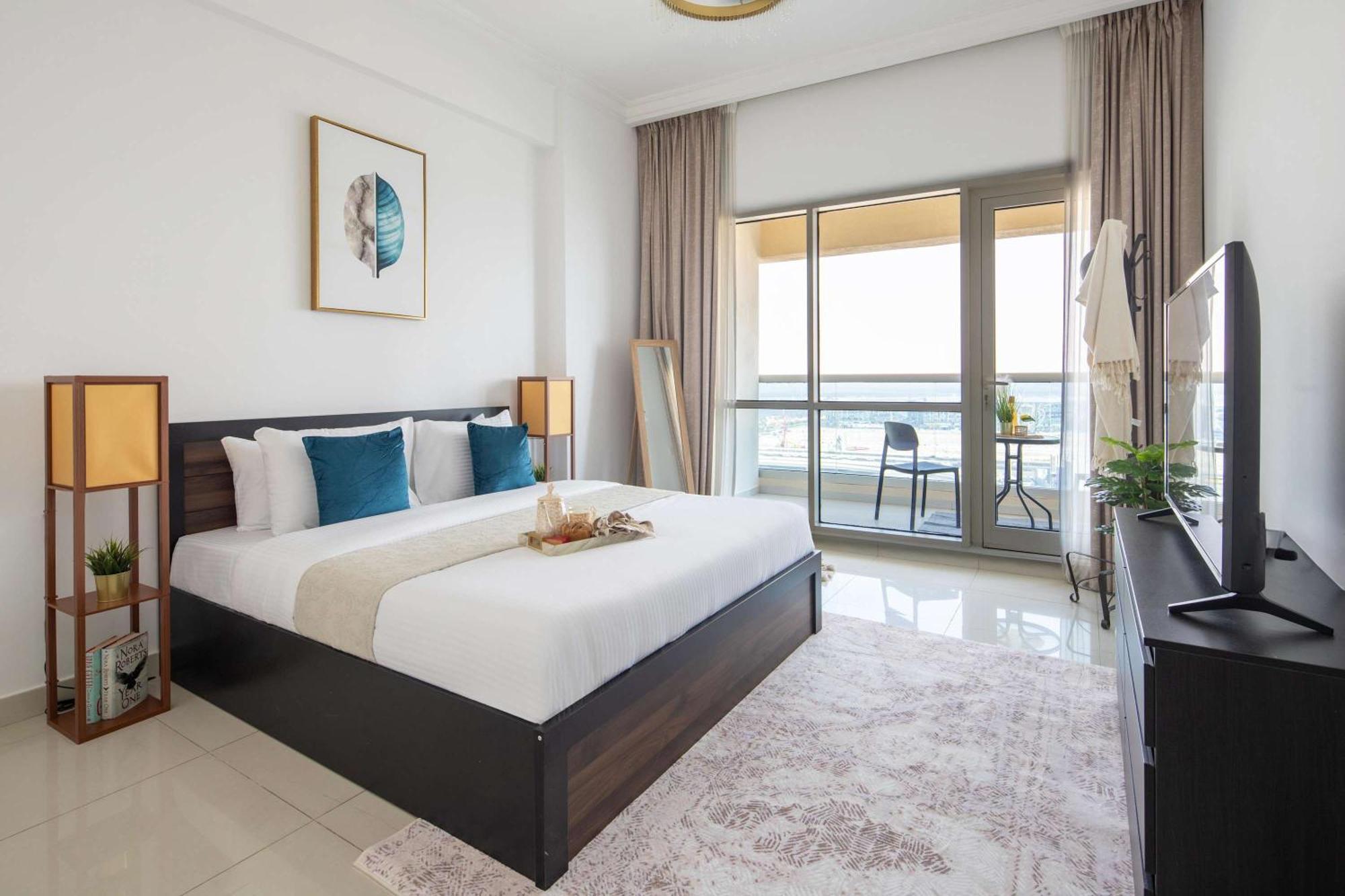 Frank Porter - The Residences At Business Tower * Dubai