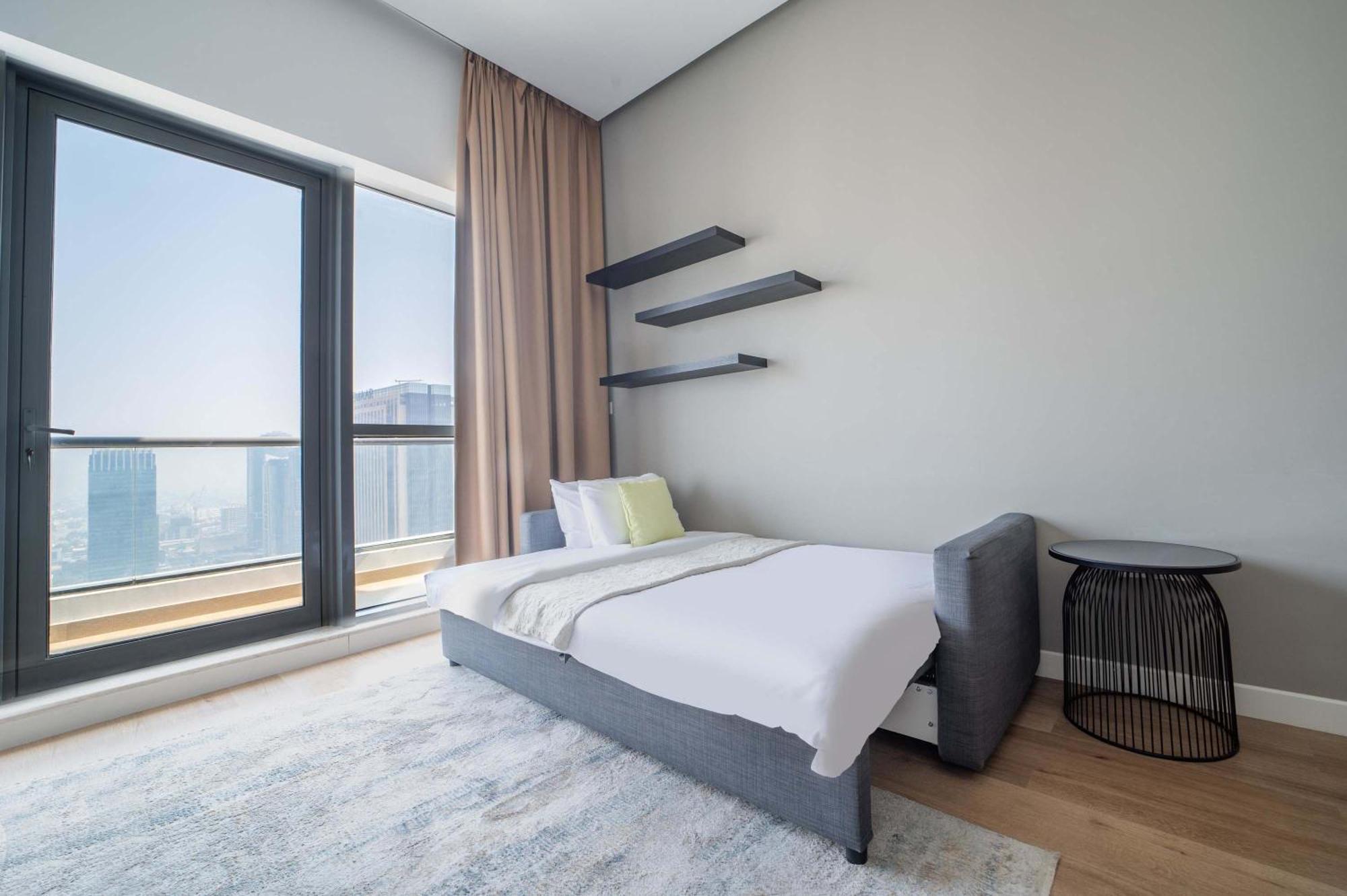 Frank Porter - Bay Tower 1 Apartment