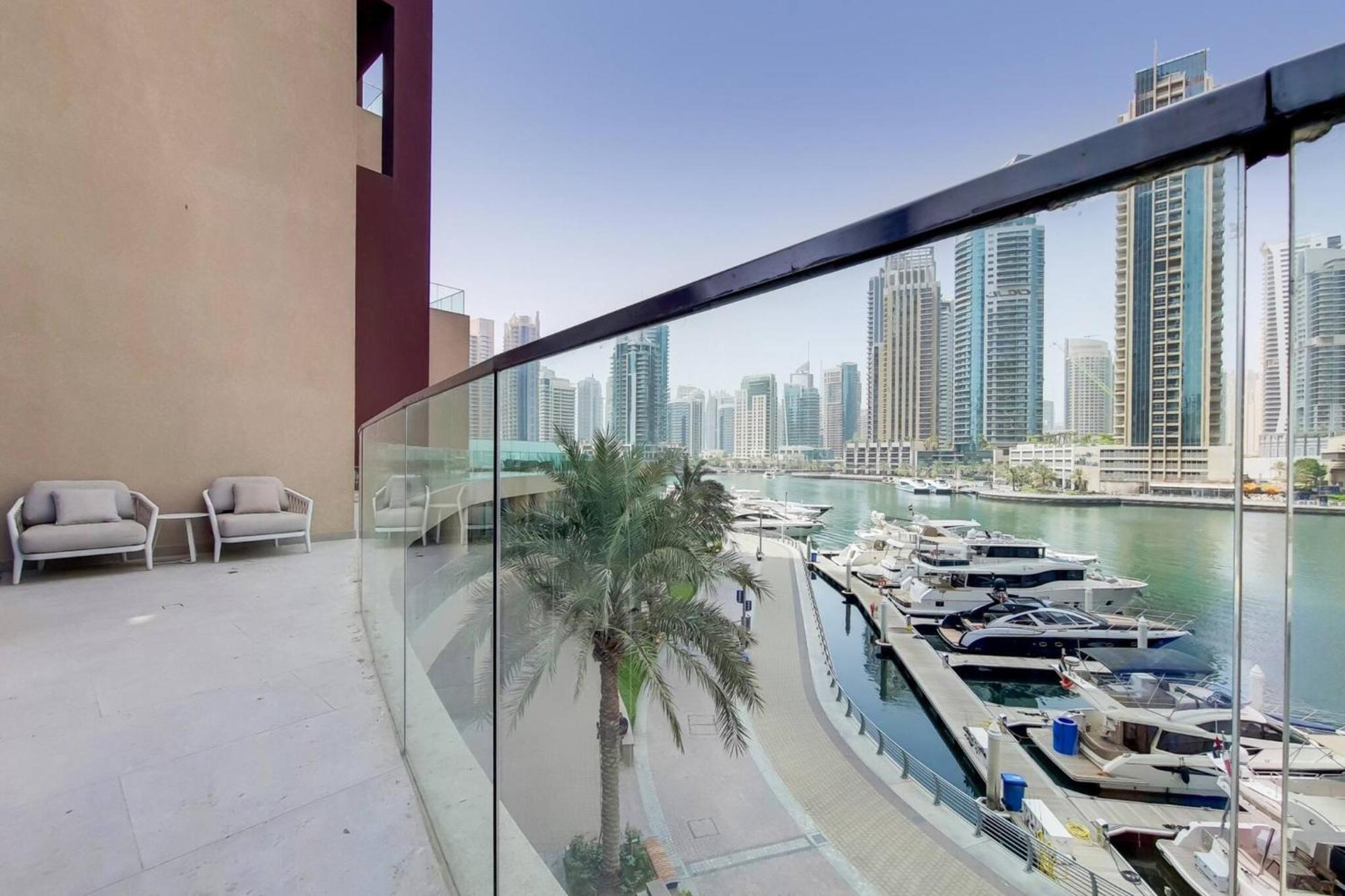 Villa 4 Bed With Marina Views In Jumeirah Dubai