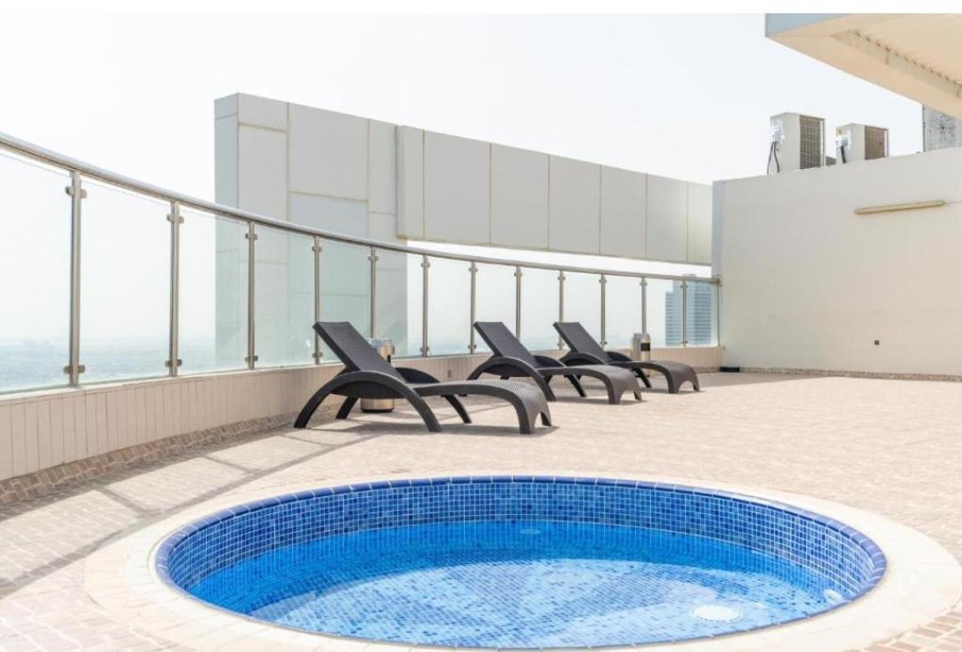 Stunning - High Floor - Canal View Apartment