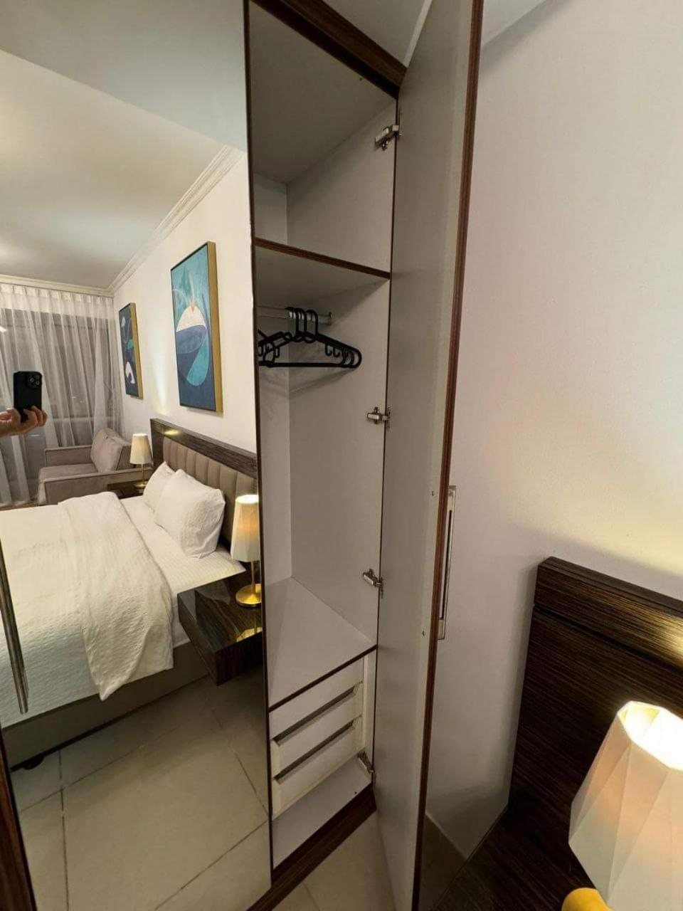 Stunning - High Floor - Canal View Apartment Dubai