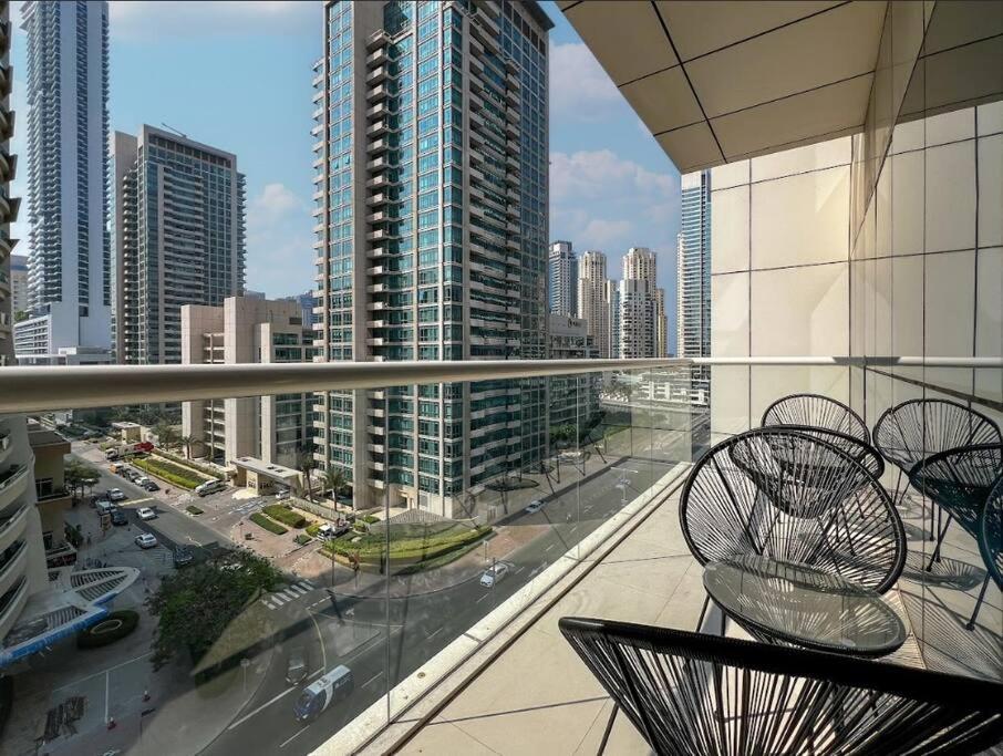 Modern 1br Panoramic View, West Avenue Apartment *