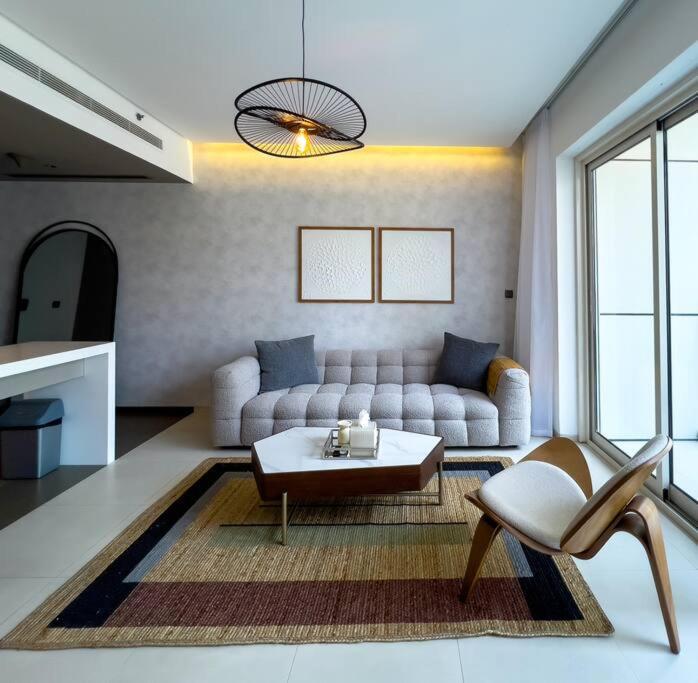 Modern 1br Panoramic View, West Avenue Apartment Dubai