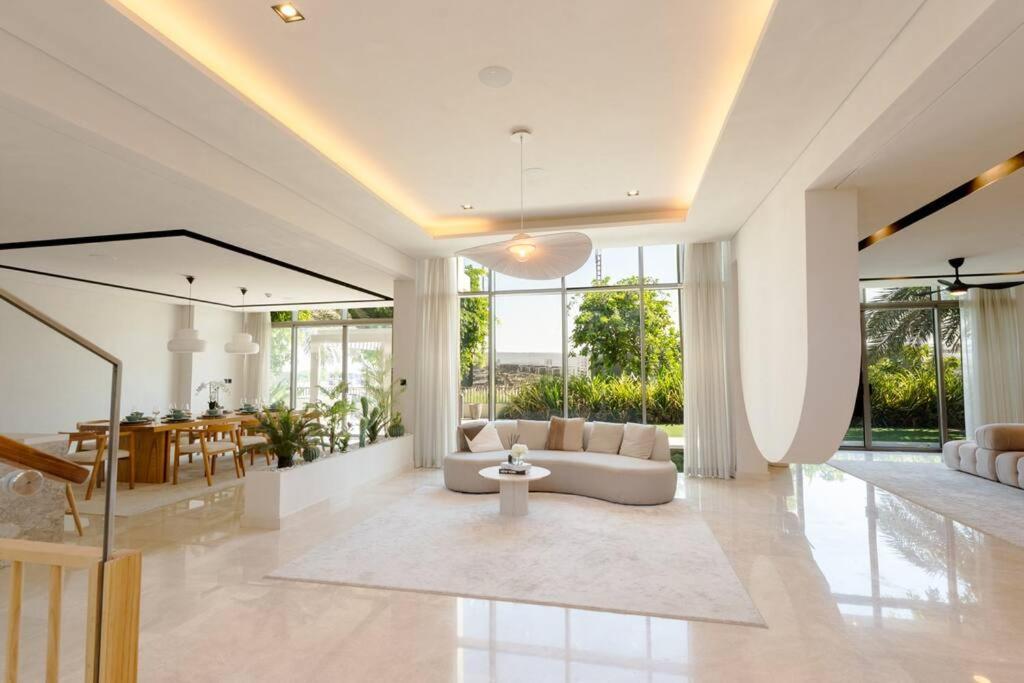 Hills - Modern 5 Bedroom Expansive By Tlre Homes