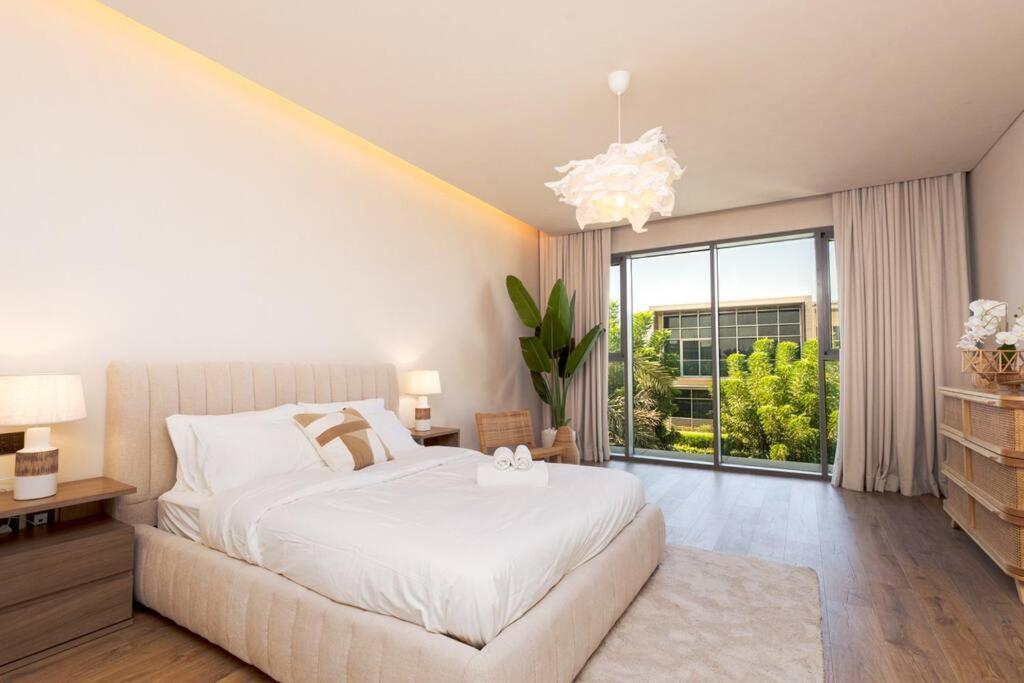 Hills - Modern 5 Bedroom Expansive By Tlre Homes *
