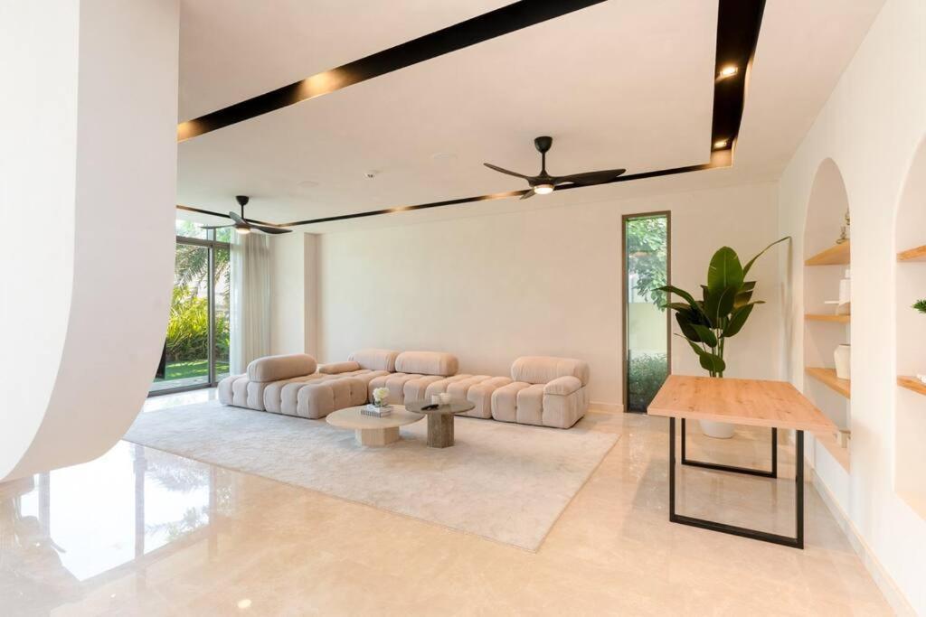 Hills - Modern 5 Bedroom Expansive By Tlre Homes