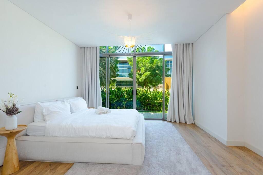 Hills - Modern 5 Bedroom Expansive By Tlre Homes *