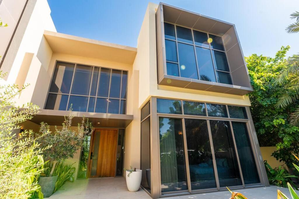 Hills - Modern 5 Bedroom Expansive By Tlre Homes