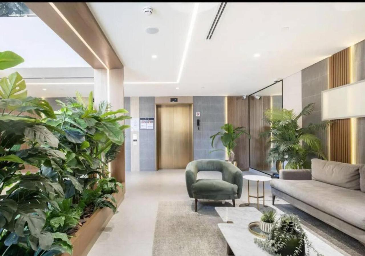 Apartment New Luxury Near Marina-4min Walk From Metro *