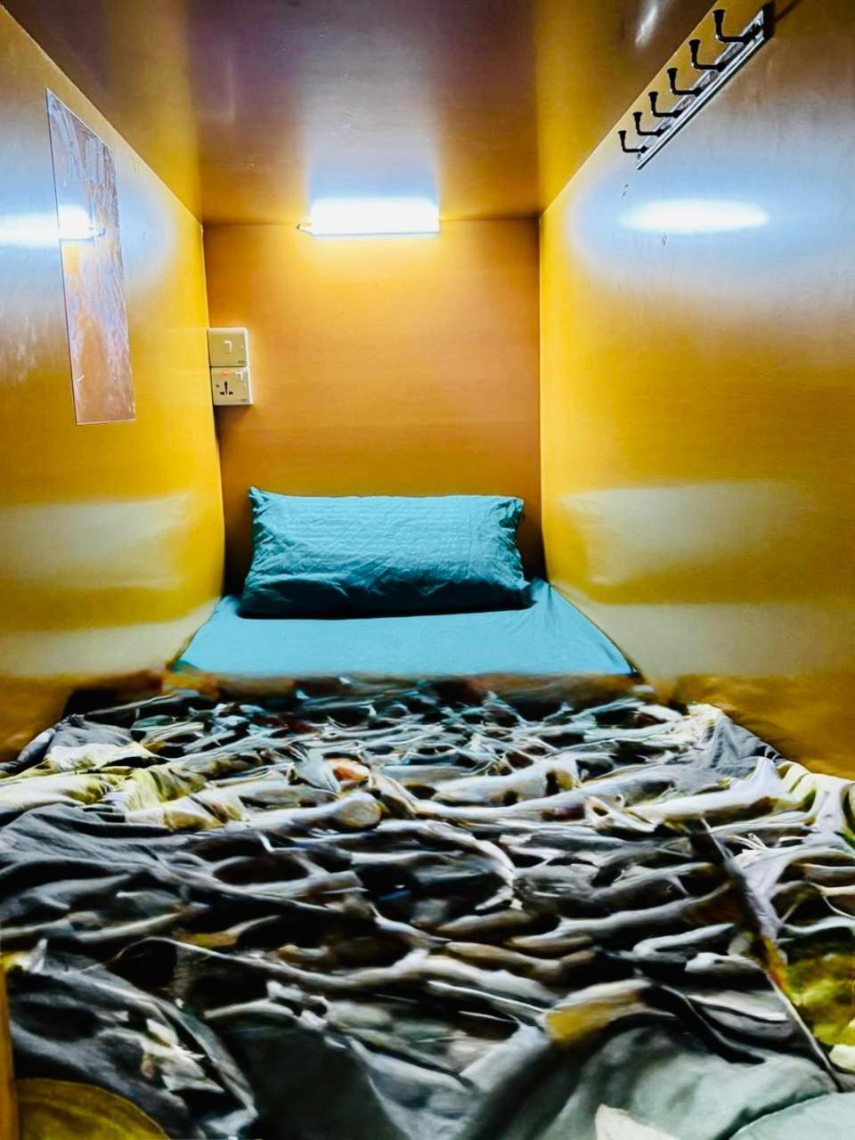 Homestay Aavhr Youth Holiday Near Burjuman Metro Station *