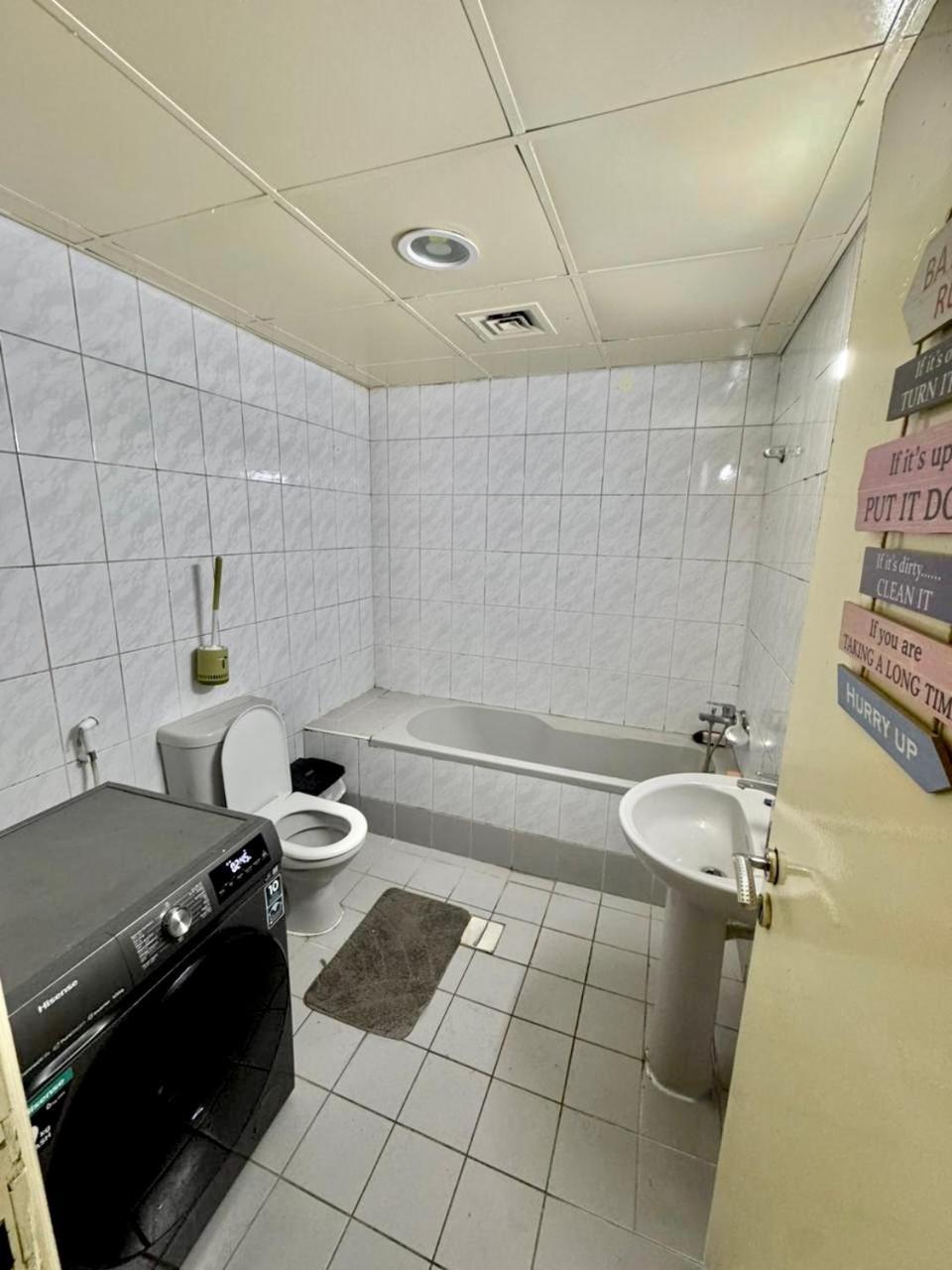 Aavhr Youth Holiday Near Burjuman Metro Station Homestay Dubai