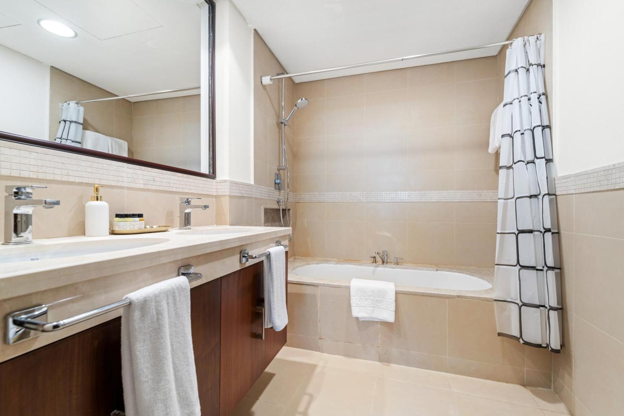 First Class 2br With Full Skyline & Sea View Apartment