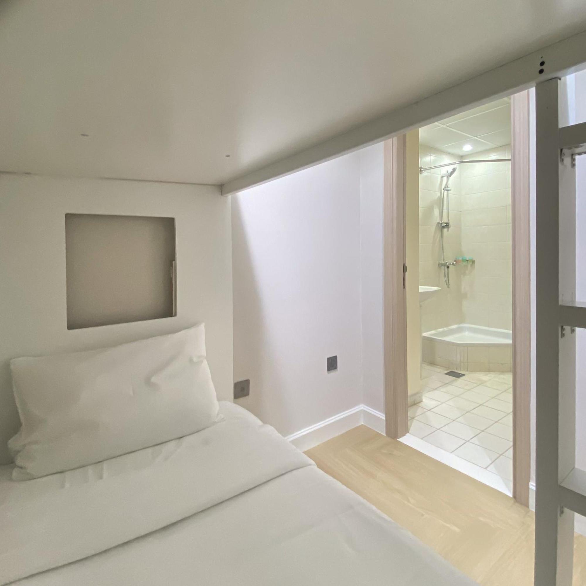 Apartment 4 Bhk In Downtown With Iconic Burj Khalifa Views, 2 Minutes Walk To Dubai Mall *