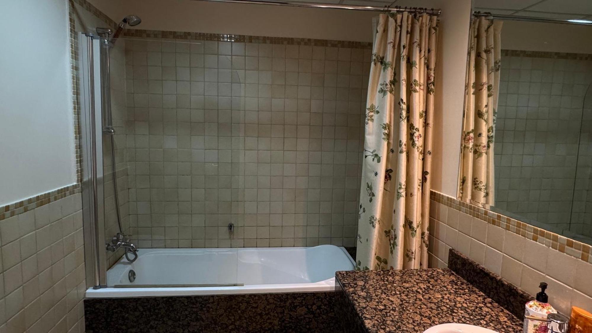 Hostel Pool View Executive Near Jbr Walk, Sadaf 1,2 Dubai